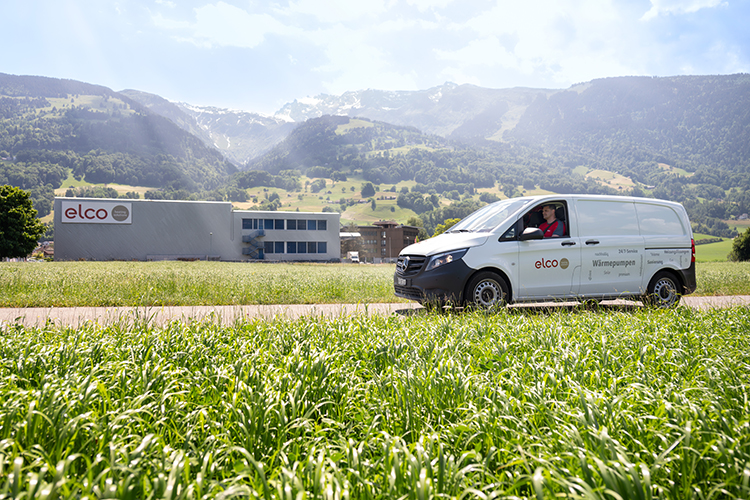 ELCO Servicefahrzeug vor dem Unternehmensstandort inmitten einer grünen Berglandschaft.