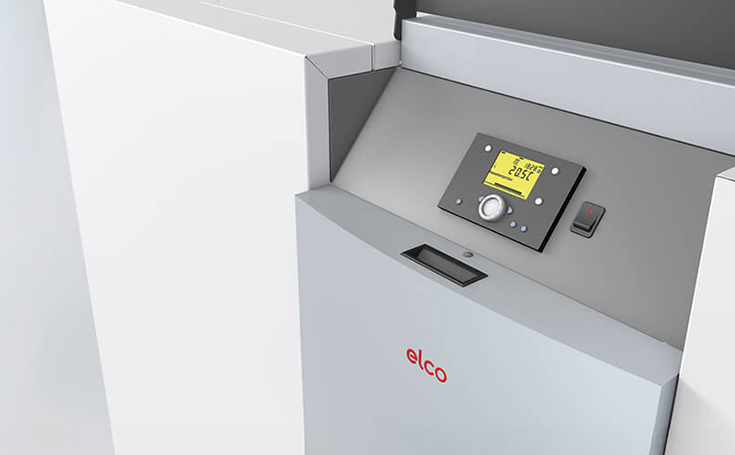 Detailansicht einer Elco Heizungsanlage mit digitalem Steuerungsdisplay, das Temperatur und Einstellungen anzeigt.